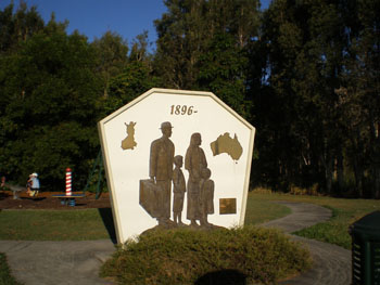 Suomalaisuuden Muistomerkki Bli Bli taiteilija Martti Väänänen Kiimingistä