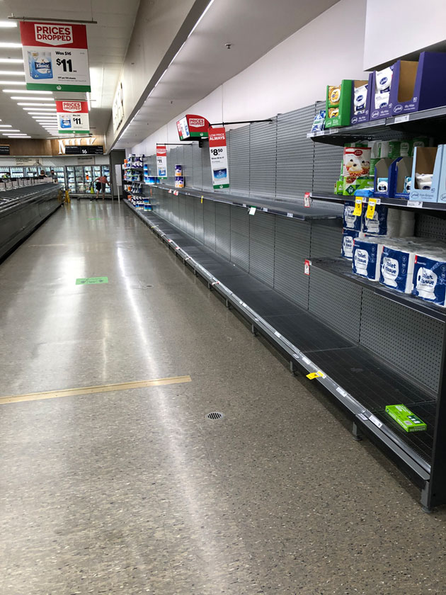 Woolworthsin vessapaperi hylly loisti vielä tyhjyyttään